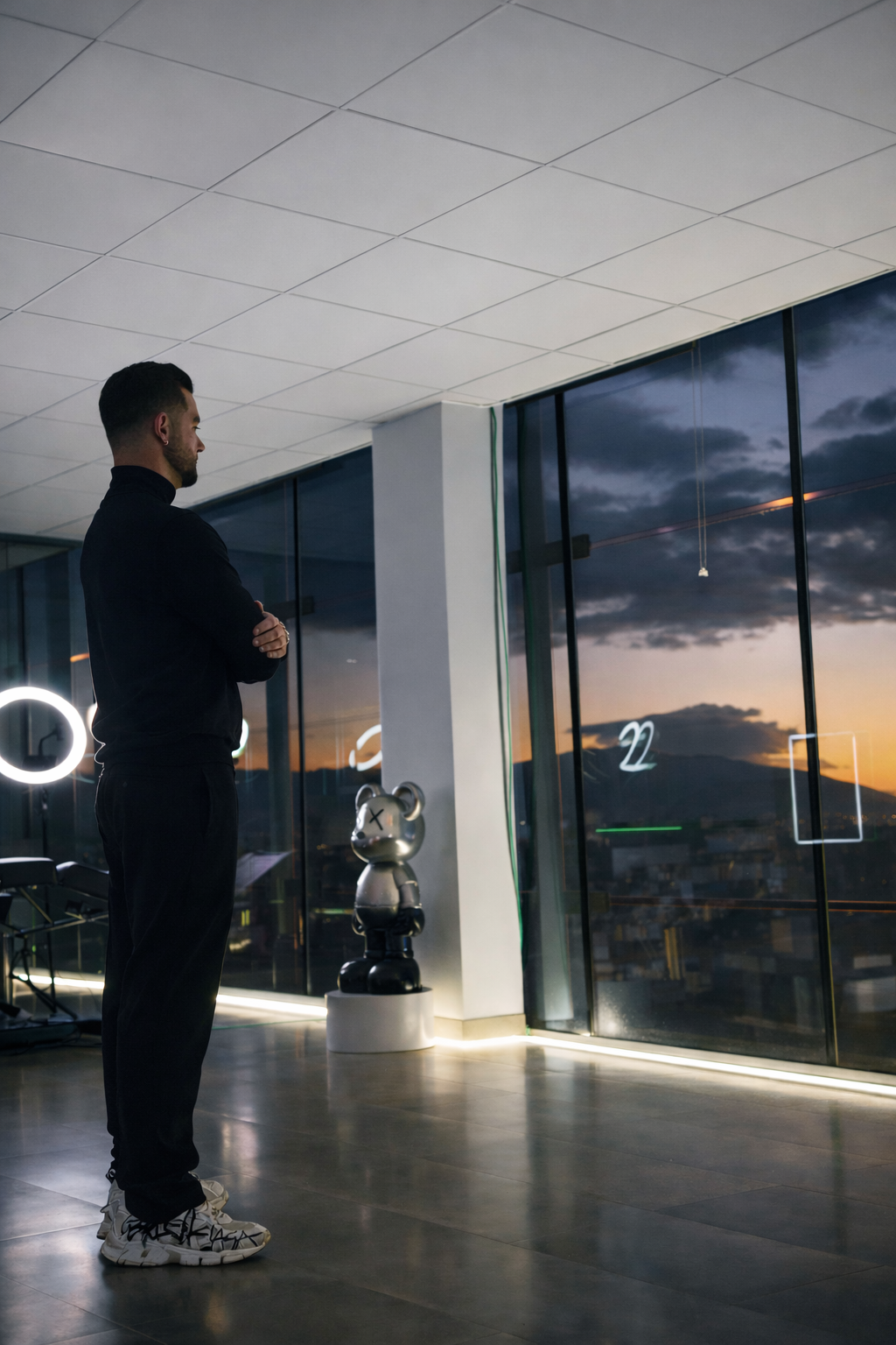 Foto del artista de espaldas en el estudio